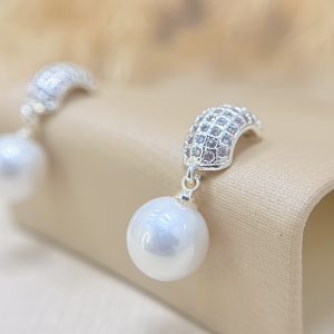 Brinco Base Cravejada Curvada com Pérolas