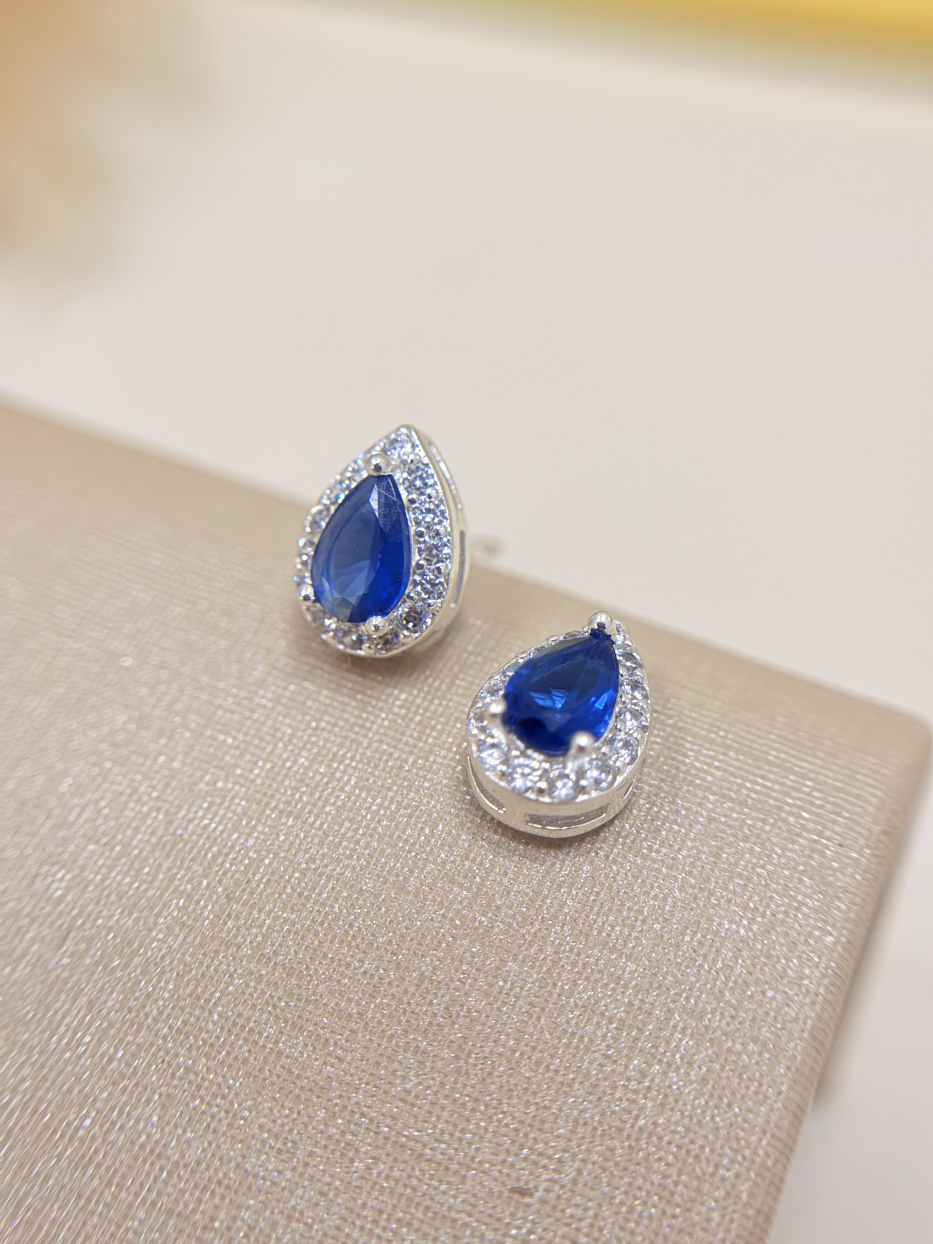 Brinco de Gota Safira com Microzirconias