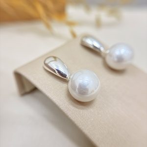 Brinco de gota liso com perolas