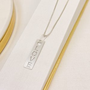 Colar Placa "LOVE" Vazada em Prata 925