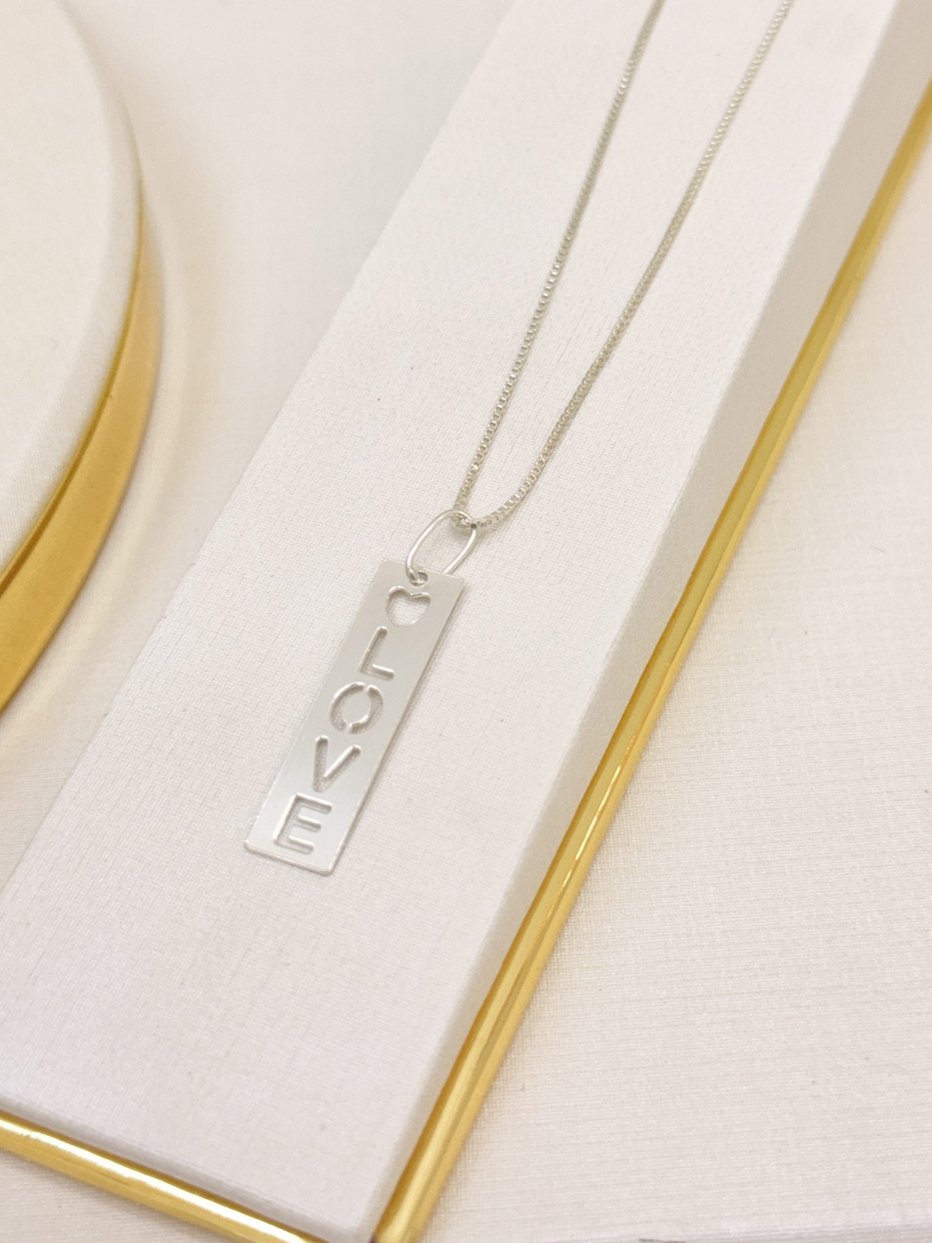 Colar Placa "LOVE" Vazada em Prata 925