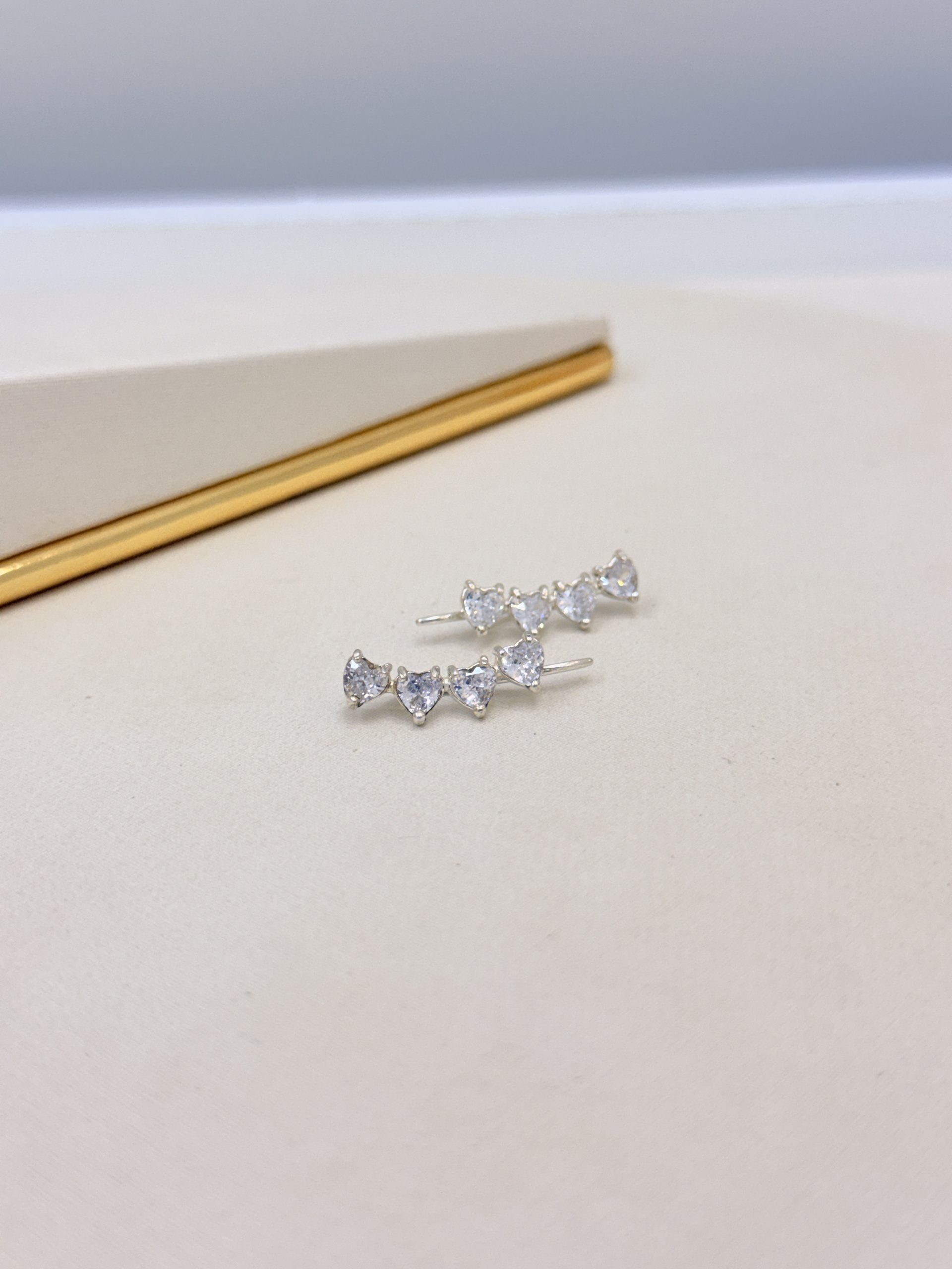 Brinco Ear Cuff com Zircônias em Coração – Prata 925